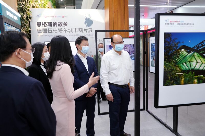 Vizebürgermeister Yang besichtigt die Ausstellung.