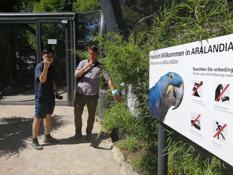 Hanno Rademacher und sein Co-Moderator führen durch Aralandia im Grünen Zoo Wuppertal.