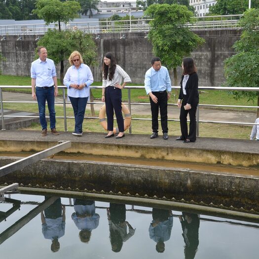 Vetreter der Wuppertaler Wasserwirtschaft besichhtigen eine Kläranlage in Dongguan